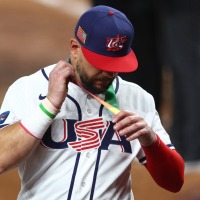 【WBC2026】本塁打王シュワーバー、アメリカ無念の決勝敗退で“銀メダル”授与直後に外す　同点アーチのハーパーは相手ナインと握手