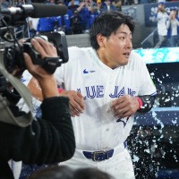 【MLB】マルチ安打の岡本和真、ゲレーロJr.から「水ザバー！」でメジャーの洗礼　“サヨナラ機演出”で開幕戦勝利に貢献