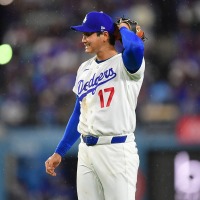 【MLB】今季初勝利、大谷翔平は「次の回が先頭打者だったのを忘れていた」　“慌てた二刀流”に公式が爆笑、唯一無二のルーティンに称賛の声