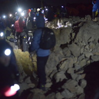 ティンコフ・サクソのキリマンジャロ・登山合宿、山頂へ向けて夜も進む