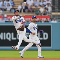 【MLB】山本由伸もビックリ、37歳“守備職人”ロハスが右へ左へ好守連発　現地実況も興奮「なんて素晴らしいプレーだ」