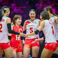 バレー女子、日本人対決の“試合後の交流”に反響続々「何という贅沢な一枚!!」　ミラノ男子・大塚達宣も登場で「素敵な5ショット」【セリエA女子】