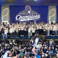 【MLB】ブルワーズの優勝パレードに75万人超、主将イエリッチが感激「永遠に祝おう」　地元ミルウォーキーで球団初の世界一を祝福