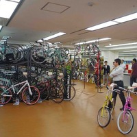　大阪のメインストリート御堂筋に隣接する中央区本町にワールドサイクルのサイクルショップ「ベックオン」が10月2日にグランドオープンする。大阪の中心地でありながら店内は非常に広く、100台を超えるスポーツ自転車のモデルやウエア、アクセサリーと幅広く商品がそろ