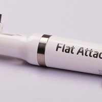 乾電池1本でスマホ充電「Flat Attack」　オーストラリア 画像