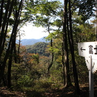 富士山眺望スポットには看板が立てられていた。だが、この日は富士山の姿は拝めず。