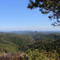 山頂は見晴らしがいい。この日は快晴で、遠くの山まで見渡せた。