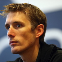 アンディ・シュレクが繰り上がり優勝となったツール・ド・フランスのトロフィーを受け取る 画像