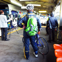 モノレール乗り場で列車を待つ参加者たち（11月30日、千葉モノレール実証実験「サイクル＆モノレール」）