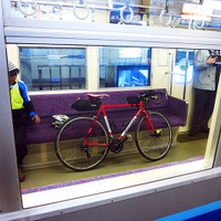 千葉モノレール1000形に自転車を載せる参加者たち（11月30日、千葉モノレール実証実験「サイクル＆モノレール」）