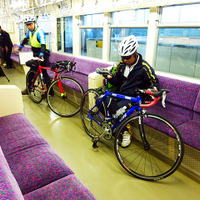 千葉モノレール1000形に自転車を載せる参加者たち（11月30日、千葉モノレール実証実験「サイクル＆モノレール」）