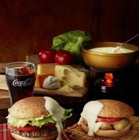 ソースをディップして食べる新ハンバーガー　バーガーキング 画像