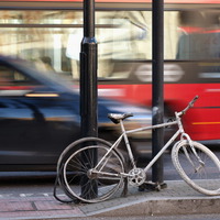 【なくせ！自転車事故】走行中のスマホ操作、ヘッドホン利用は危険…ルール以前に身を守るのが本質 画像