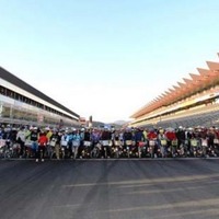 富士スピードウェイで1月12日、「スーパーママチャリグランプリ2014」が開催された。約1400台の“ママチャリ”が7時間の耐久レースで周回数を競った。