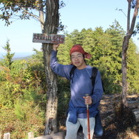 焼森山頂での高萩さん。「鶏足山は尾根伝いに歩ける道が長く、景色を楽しみながら歩けました」山を満喫してくれた様子。