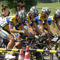 　かつてはオリンピック種目でもあり、ツールドフランスでのチームタイムトライアルステージでもおなじみのチーム・タイムトライアル・ロードレース。しかしながら長時間・長距離にわたる完全交通規制が必要なことから実現可能場所が限られ、現在では日本で唯一の自転車