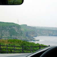 海岸沿いをドライブしていると、ムイガー断崖も車窓に映った