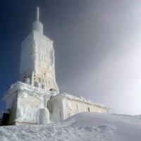 ツール・ド・フランスの魔の山モンバントゥーもこの時期は極寒の様相