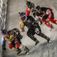 スケート靴をはいて氷の斜面で競争するアイスクロスダウンヒルが年間8戦に