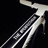 ダウセットのキャニオン製バイクに刻まれた応援用ハッシュタグ、#PerfectHour