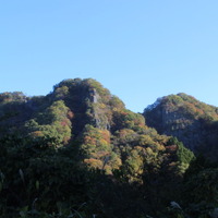 篭岩の山容。今回は湯沢挟から入り、篭岩まで歩いた。