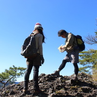 休憩場所で地図を確認する山本さんと山ガールのKさん。旅の詳細は次週にて。