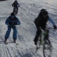 MTBライダーとスキーヤーがダウンヒル対決 画像