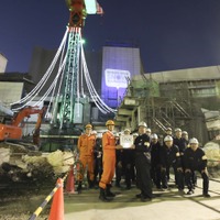 渋谷駅前を工事現場のクレーンを使った20mのイルミネーションがにぎやかに演出 画像