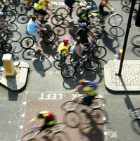 【なくせ！自転車事故】乗り手の合図が方向指示器やブレーキランプの代わりになる