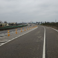 この道の場合は、最も右側が自行車道（台湾で言う自転車道）となる