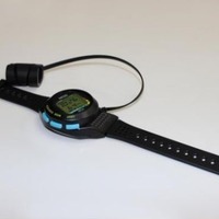 血圧計等医療機器製造・販売の日本精密測器は、腕時計型の脈拍モニターの新製品「光電式脈拍モニター」を4月上旬から全国の家電量販店等で発売する。