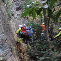 御岩山の頂上付近は岩だらけ。ロッククライマーたちの練習場にもなっている。