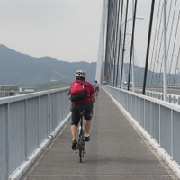 本州と四国を結ぶ瀬戸内しまなみ海道は、国内はもとより海外からも観光客が訪れるサイクリングの聖地です。