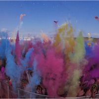 カラーパウダーを浴びて走るランニングイベント「Color Me Rad」