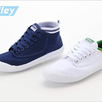 アキレスは、オーストラリアの国民的シューズブランド「Volley（ボレー）」を3月下旬より全国の靴専門店やECサイト、アキレスウェブショップで発売を開始する。