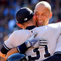 ジーターとハグするイチロー（2014年9月28日）（c）Getty Images