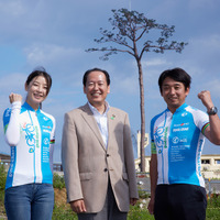 記者発表に登場した（左から）日向涼子、陸前高田市の戸羽太市長、片山右京