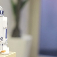 冷蔵庫を開けるとスターウォーズの世界！…最小サイズに挑戦したしゃべる「R2-D2」