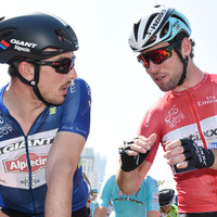 2015年ドバイ・ツアー第4ステージ、ジョン・デゲンコルブ（ジャイアント・アルペシン）とマーク・カベンディッシュ（エティックス・クイックステップ）