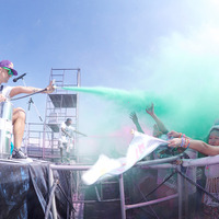 カラーパウダーを浴びて走るファンランイベント「Color Me Rad」が全国で開催