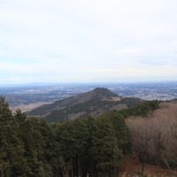 展望台から愛宕山を眺める。ずいぶん遠くまで歩いたものだ、と感慨深くなる。