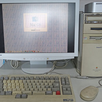 数年の眠りを経て立ち上がったPower Macintosh。画面には謎の縞模様が