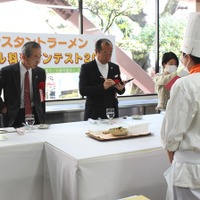 審査員たちが、学生がつくったラーメンを審査しているところ