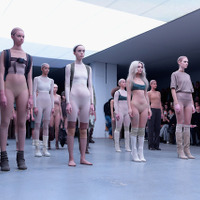 ニューヨークで発表されたアディダスオリジナルスとカニエ・ウェストのコラボコレクション「YEEZY SEASON 1」