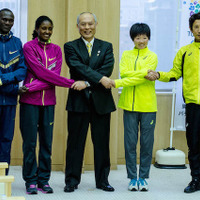 東京マラソン2015に出場する国内外の招待選手が舛添知事を表敬訪問