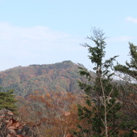 日立市の山、神峰山。尖った山容でわかりやすいといえばわかりやすい。だが、山容だけ見せられた場合には、その判別が難しくなる。