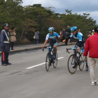 シマノレーシングの木村が勝利、秋丸とハイタッチ！（サイクルフェスタin桜島2015）