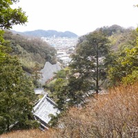 120段余りの石段を上って岩殿寺へ。振り返ると逗子の市街を見下ろせる