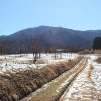 吾国山へと続く道。里山ののどかな風景を眺めながら、ウォーキングが楽しめる。