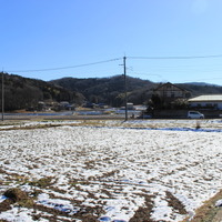 田畑に積もった雪。まだ溶けきっていない。